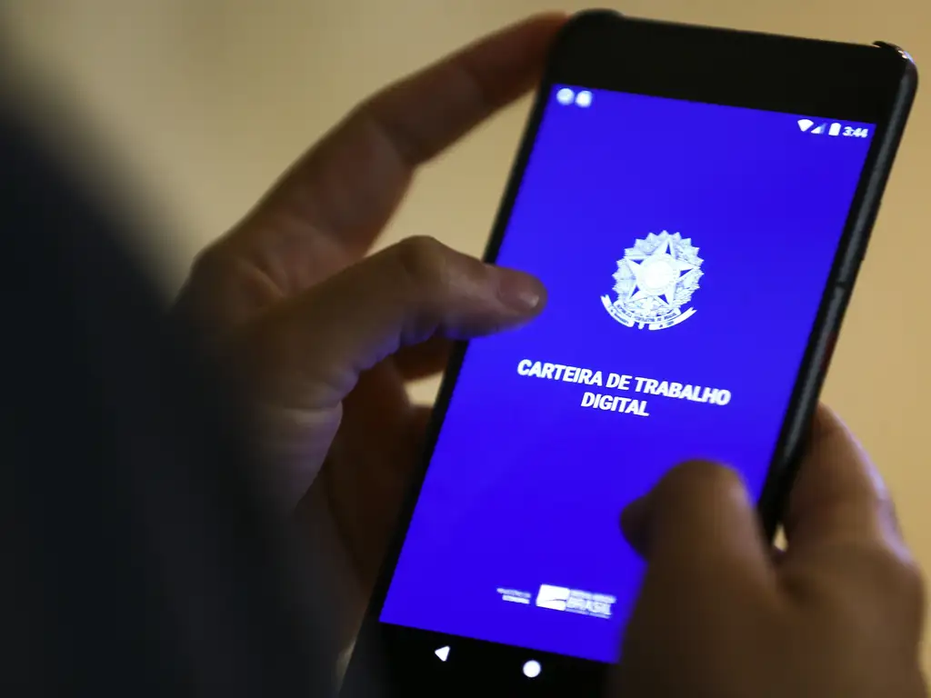 Celular aberto no aplicativo da Carteira de Trabalho Digital