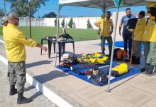 Equipe ao redor de uma tenda observando equipamentos de trabalho