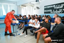 nstrutor do Corpo de Bombeiros demonstra técnicas de reanimação cardiopulmonar