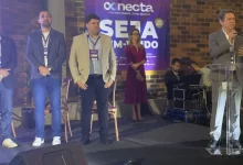Autoridades no palco na abertura do evento