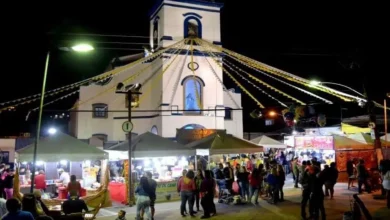 Fiéis e visitantes lotam a Praça Luiz Quatropanni durante a Festa de Nossa Senhora de Sant’Anna