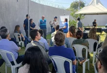 Autoridades, representantes da Karpowership e convidados acompanham discurso durante a cerimônia