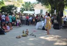 Público acompanha apresentação cultural durante a 1ª Mega Feira da Agricultura Familiar