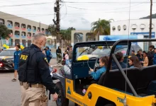 Crianças interagem com viatura histórica da PRF durante ação