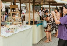 Visitantes aproveitam a feira artesanal para conhecer e registrar os produtos