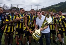 Prefeito Luiz Claudio entrega o troféu de campeão ao capitão do Bela Vista FC