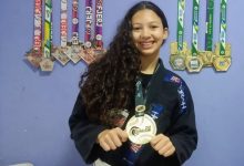 Emilly Feijó exibe com orgulho a medalha de ouro conquistada no Grand Slam de Jiu-Jitsu