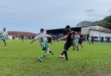 Jogadores disputam a bola em partida no Estádio José Maria de Brito Barros