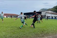 Jogadores disputam a bola durante as emocionantes semifinais