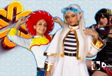 três cosplayers mulheres em um painel