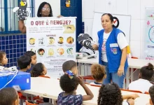 Profissionais ensinam crianças sobre sáude