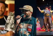 Montagem com três imagens: – À esquerda, homem segura desenho em preto e branco. – No centro, homem com óculos e boné canta ao microfone sorrindo. – À direita, ator no palco em roupa colorida ergue os braços com expressão de entusiasmo.