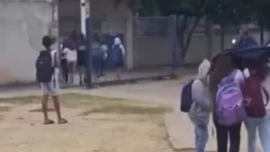 Alunos se cobrem para entrar na escola