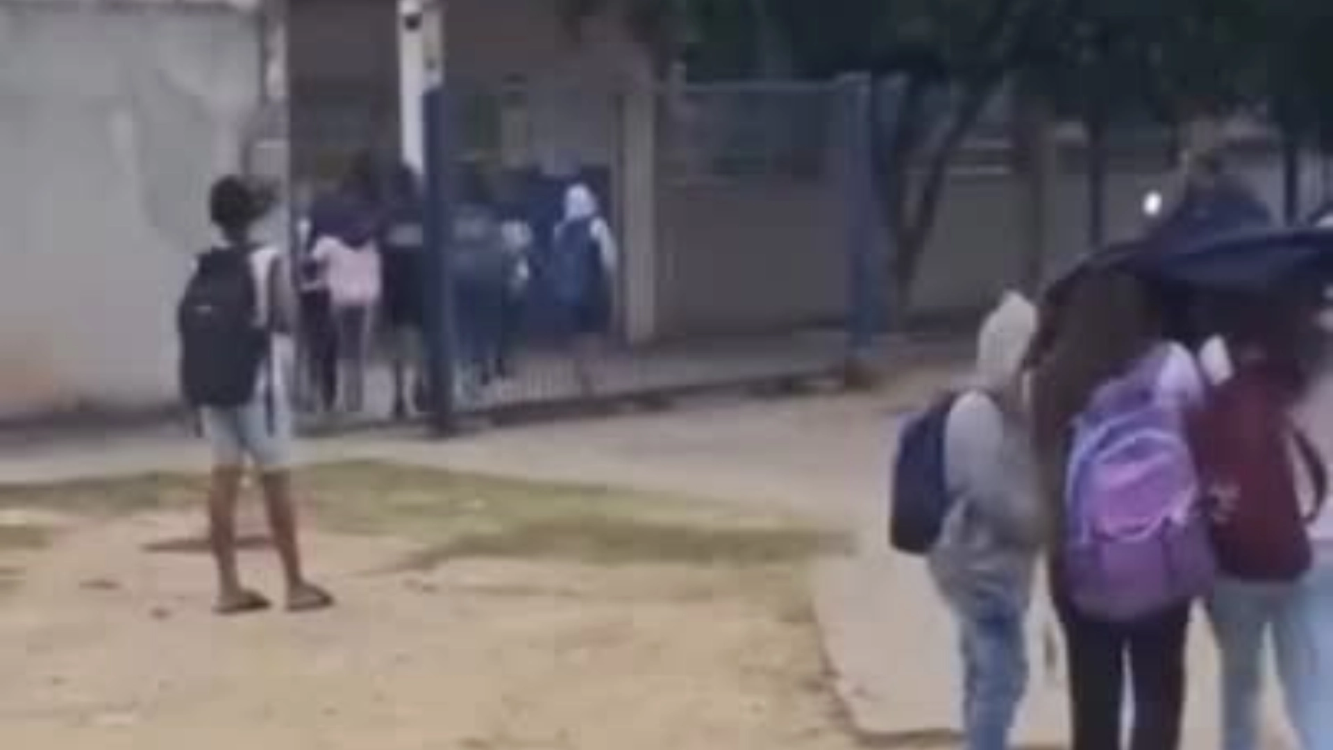 Alunos se cobrem para entrar na escola