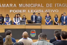 Membros da Câmara de Itaguaí em pé durante homenagem