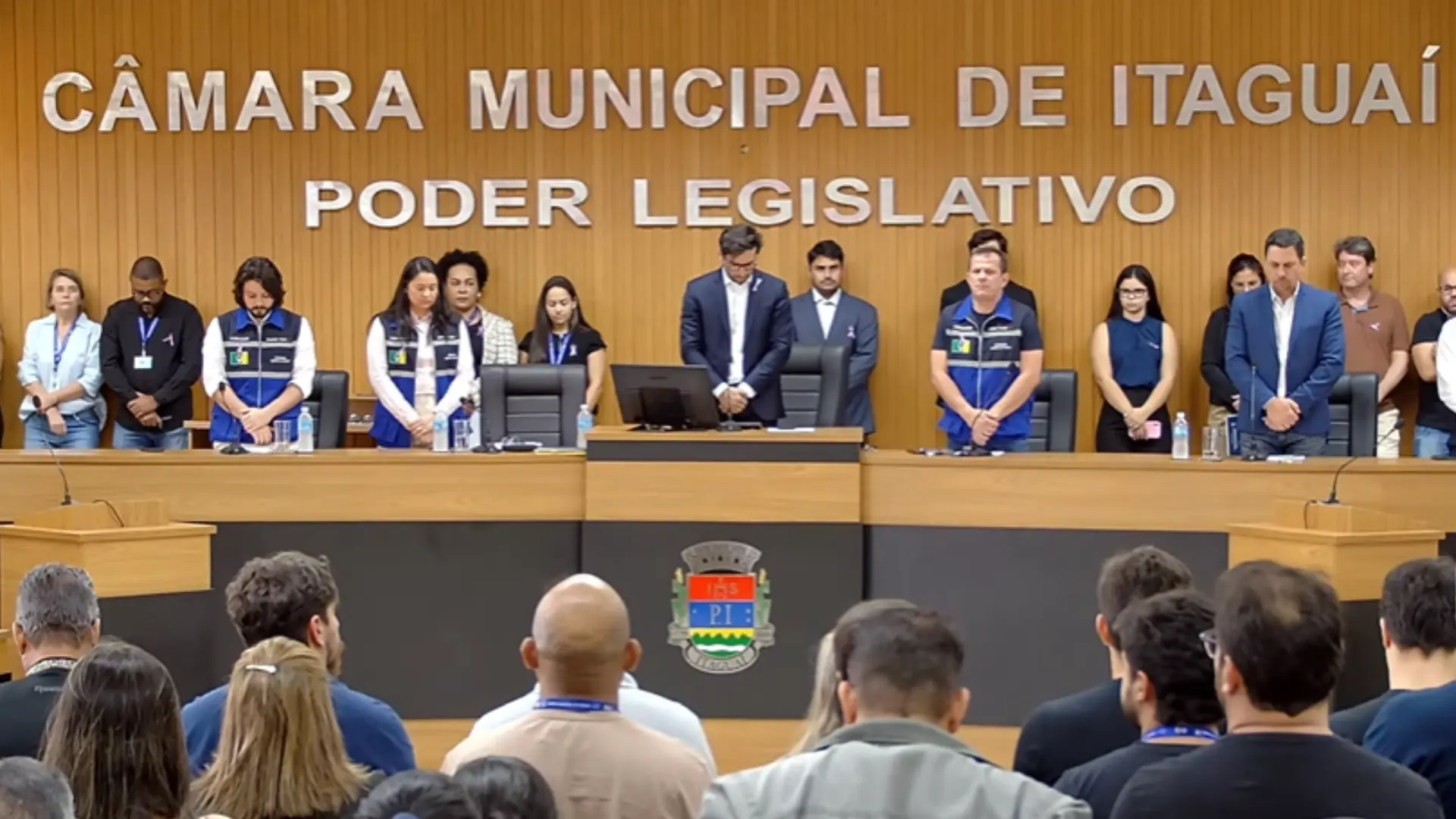 Membros da Câmara de Itaguaí em pé durante homenagem