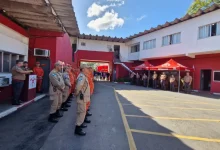 Cerimônia cívico-militar no pátio do 10º GBM, em Angra dos Reis