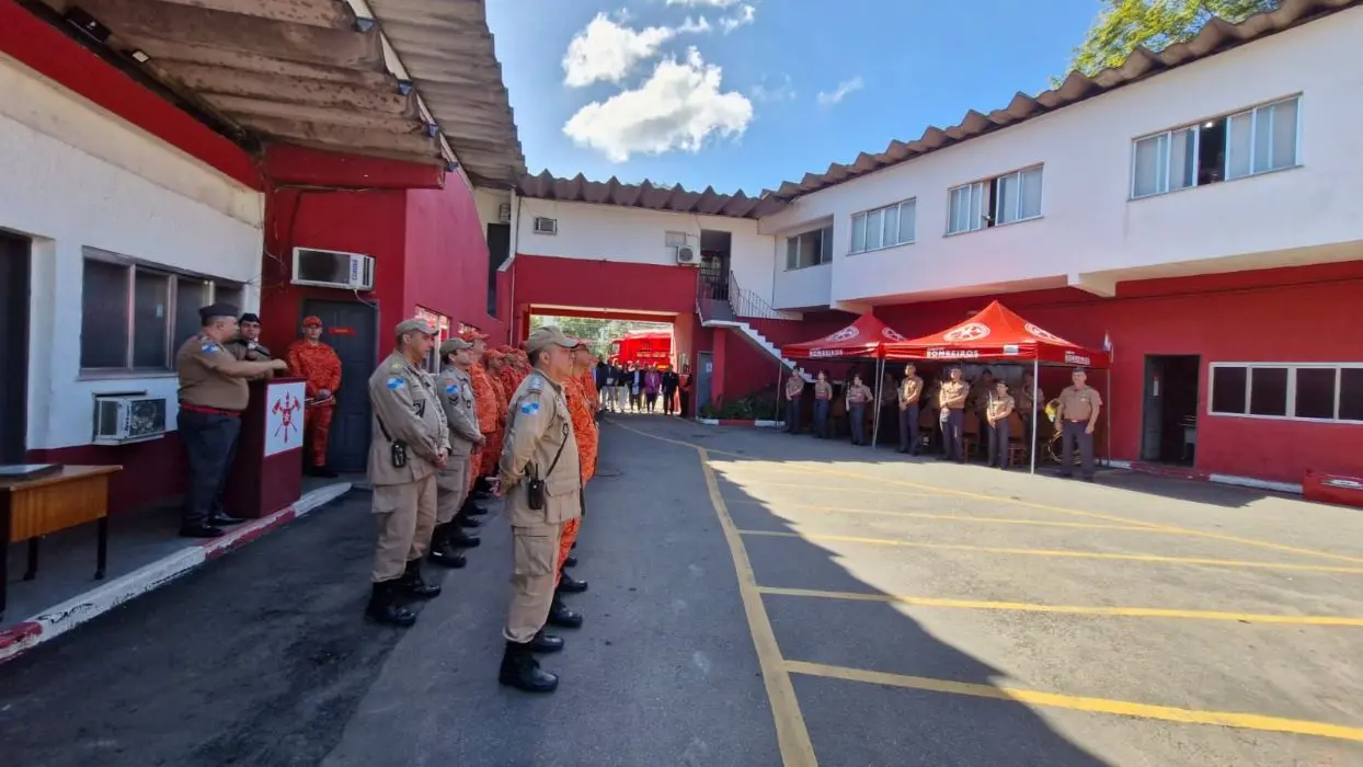 Cerimônia cívico-militar no pátio do 10º GBM, em Angra dos Reis