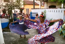 Integrantes de grupo cultural se apresentam com danças tradicionais