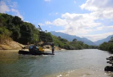 Escavadeira anfíbia inicia os trabalhos de desassoreamento no Rio do Saco