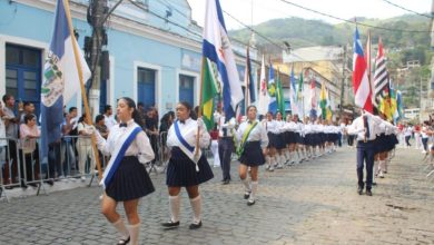 Estudantes desfilam com bandeiras durante celebração cívica em Mangaratiba