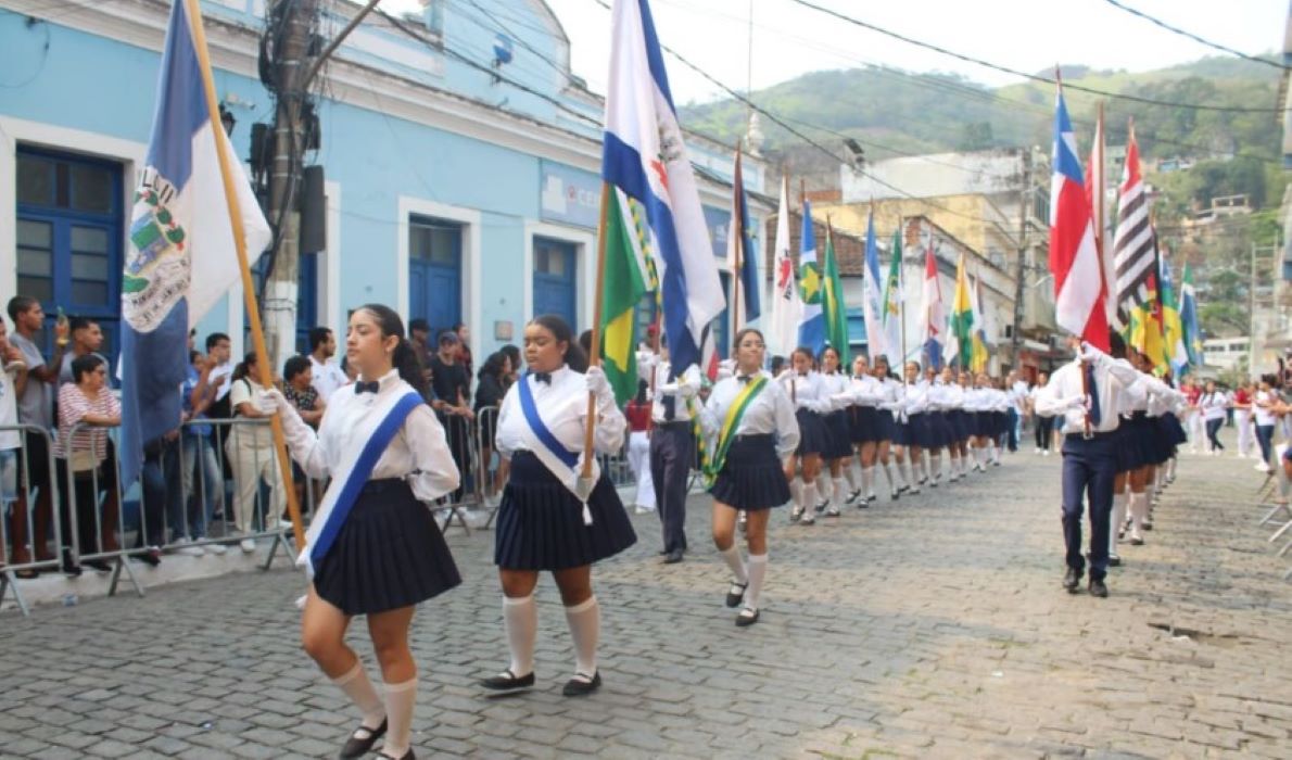 Estudantes desfilam com bandeiras durante celebração cívica em Mangaratiba