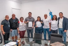 Prefeito Luiz Cláudio e representantes da AMPIJ posam após assinatura da doação do terreno