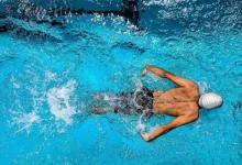 Homem nadando em piscina. Imagem ilustrativa da nova Escolinha de Natação de Mangaratiba, que oferece aulas gratuitas para crianças e adolescentes