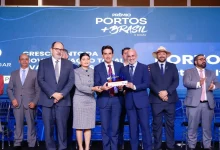 Flavio Vieira (PortosRio) e Francisco Martins recebem troféu do ministro