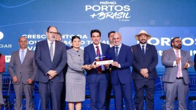 Flavio Vieira (PortosRio) e Francisco Martins recebem troféu do ministro
