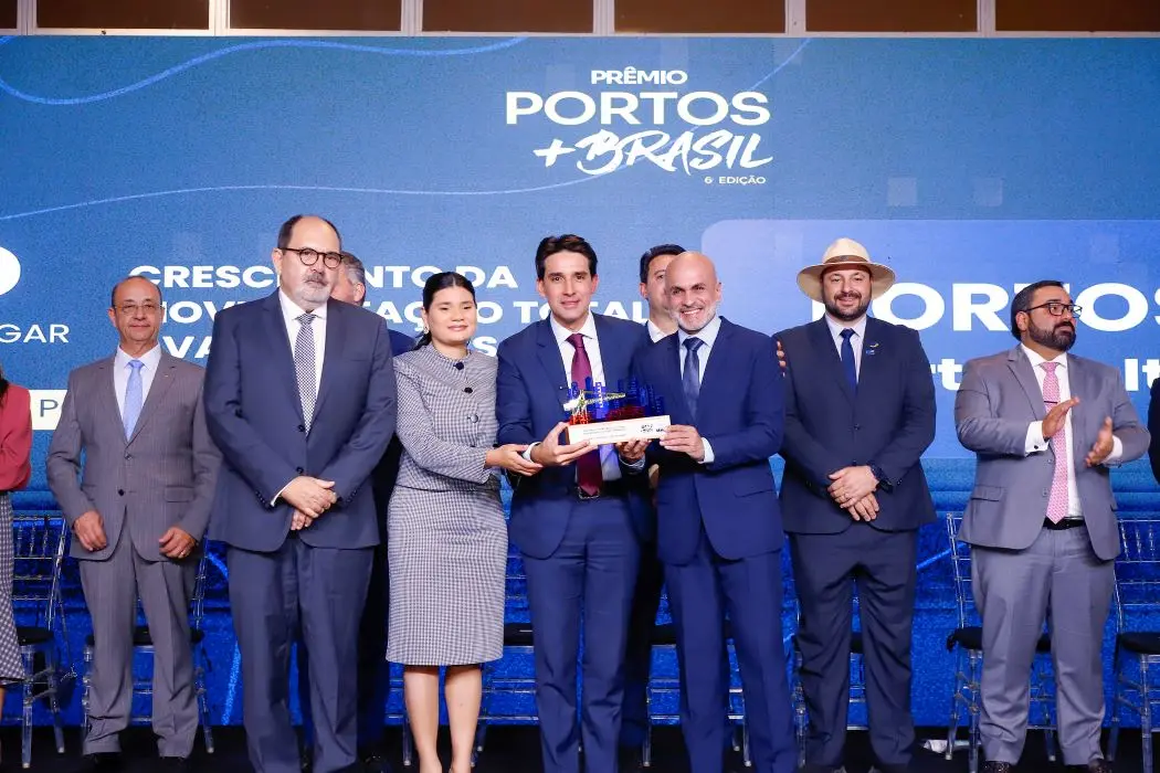Flavio Vieira (PortosRio) e Francisco Martins recebem troféu do ministro