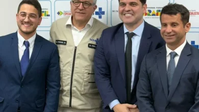 Quatro homens posando para foto sorrindo