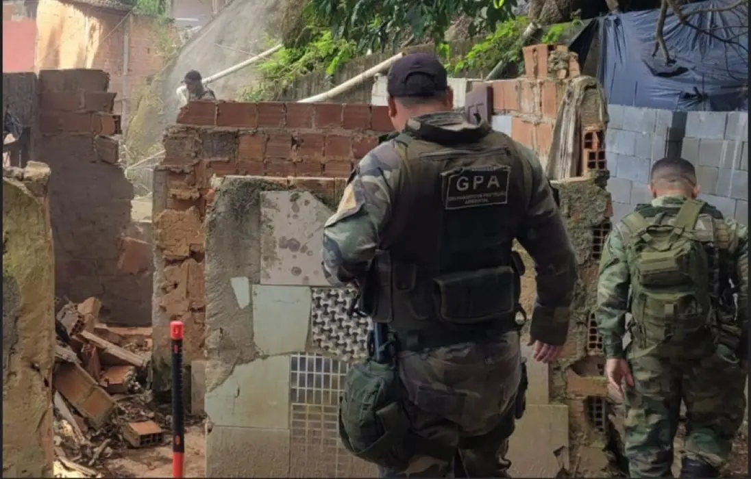 Agentes do Grupamento de Proteção Ambiental durante a operação Virada Ambiental