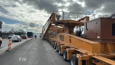Carreta amarela parada na estrada