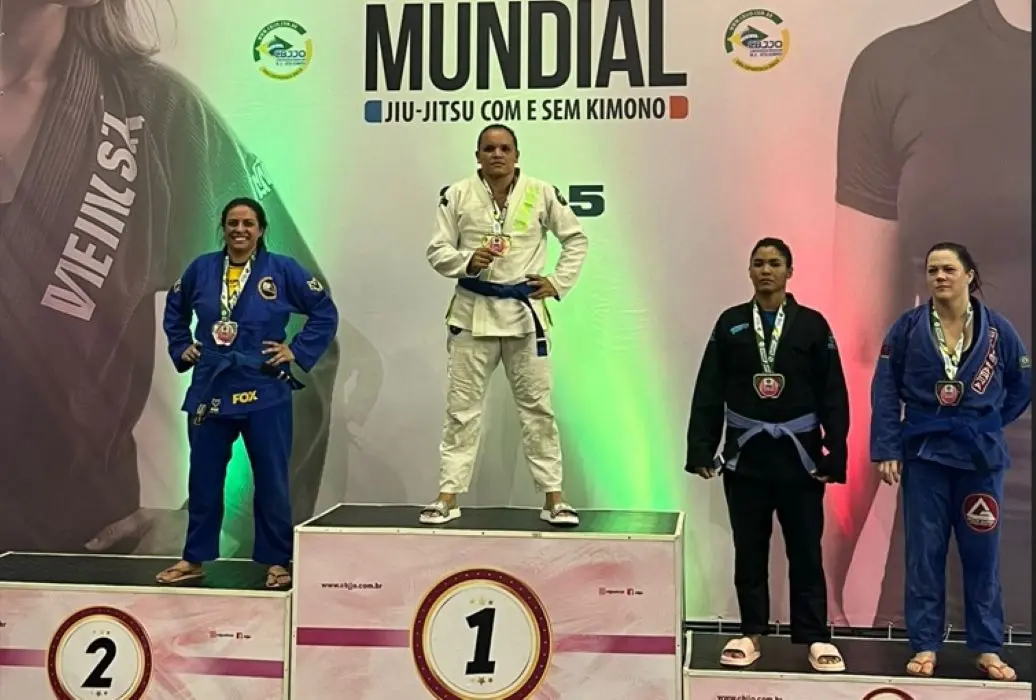 Anielle Lanode no lugar mais alto do pódio