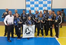 Mestre Evandro Gonçalves, com o troféu de vice-campeão por equipes, ao lado dos seus atletas