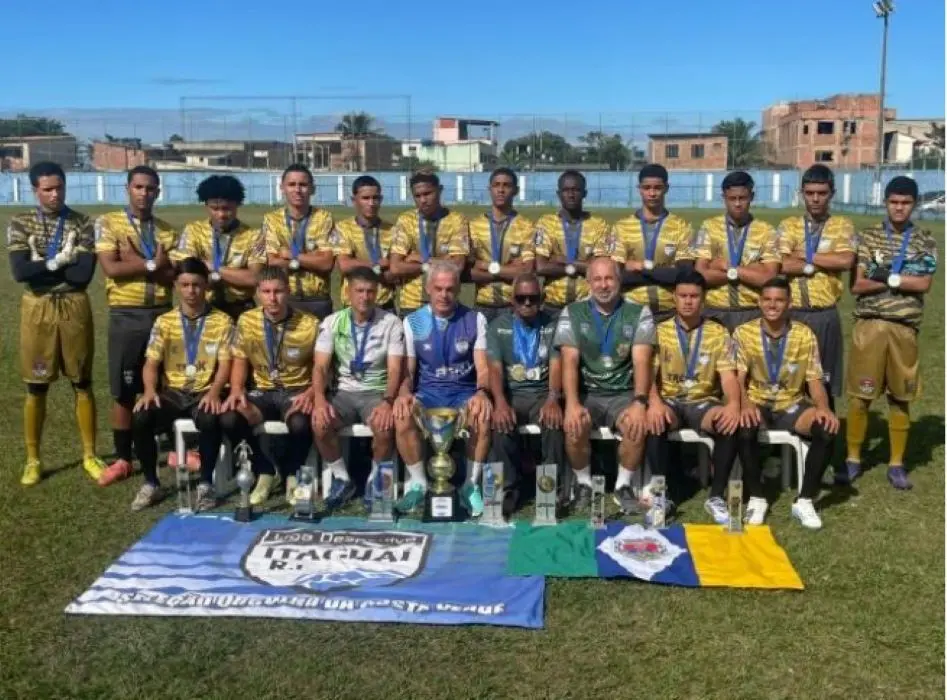 Elenco da Liga Desportiva de Itaguaí posou para foto com o troféu e as medalhas