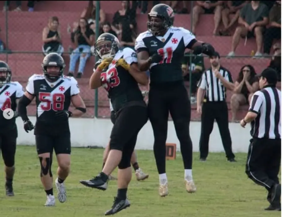 Jogadores do Vasco Almirantes comemoram jogada