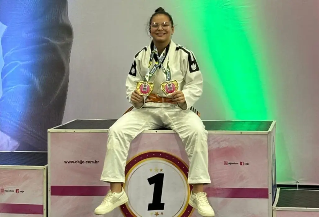Maria Pitbull exibe orgulhosa suas duas medalhas de ouro