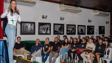 Bicampeã olímpica Paula Pequeno fala para jovens e autoridades durante a abertura do projeto