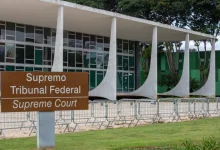 Futuro político de Itaguaí: o que está em jogo no julgamento do STF? foto da fachada do STF, com destapara placa escrita em português e inglês Supremo Tribunal Federal