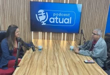 Entrevistador e entrevistada sentados à mesa