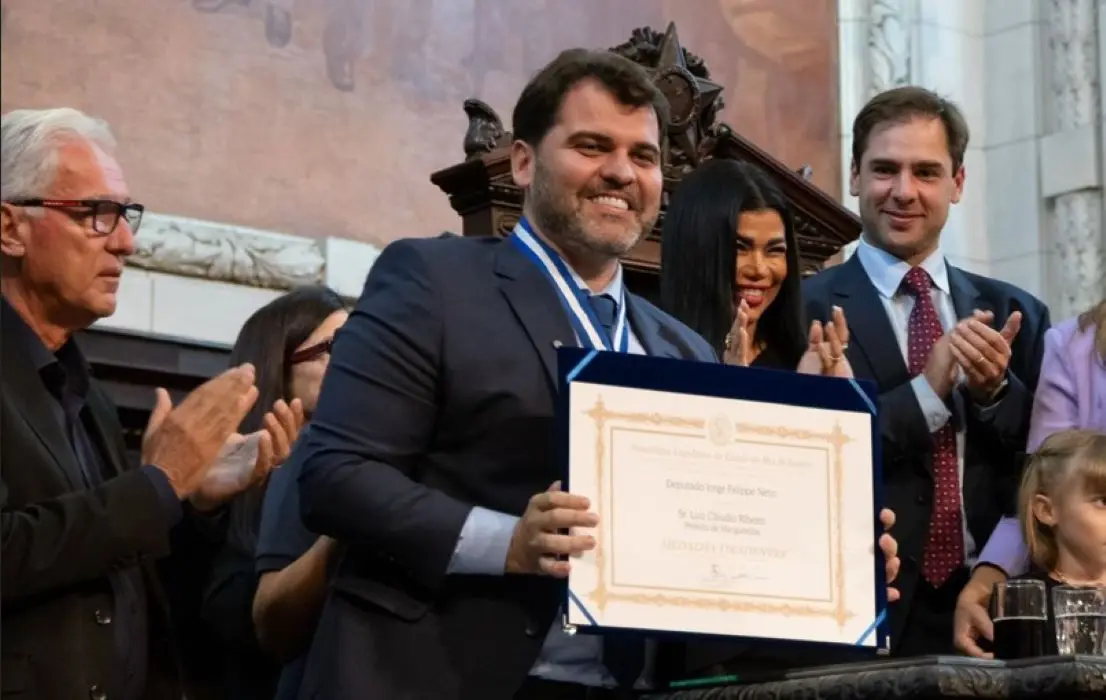 Prefeito Luiz Cláudio Ribeiro exibe a medalha e diploma Tiradentes