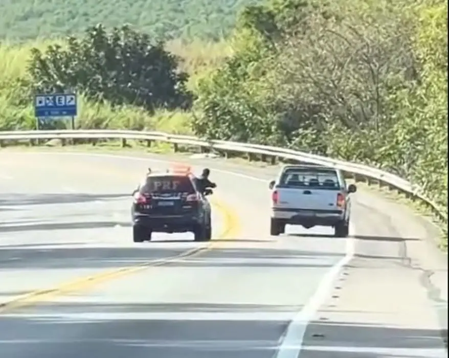 PRF persegue picape branca na Rodovia Rio-Santos, em Mangaratiba