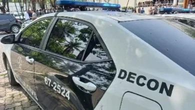 Viatura da Delegacia do Consumidor durante ação da Operação Delivery