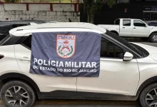 Veículo utilizado por traficante preso em Itaguaí, coberto com bandeira da PMERJ após a operação