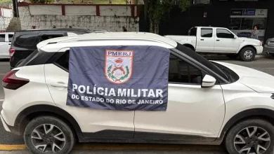 Veículo utilizado por traficante preso em Itaguaí, coberto com bandeira da PMERJ após a operação