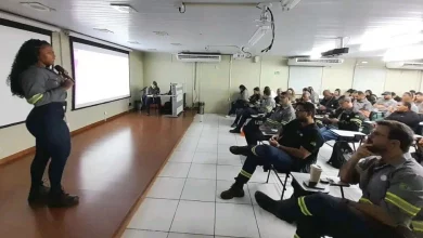 Estagiária fazendo uma palestra