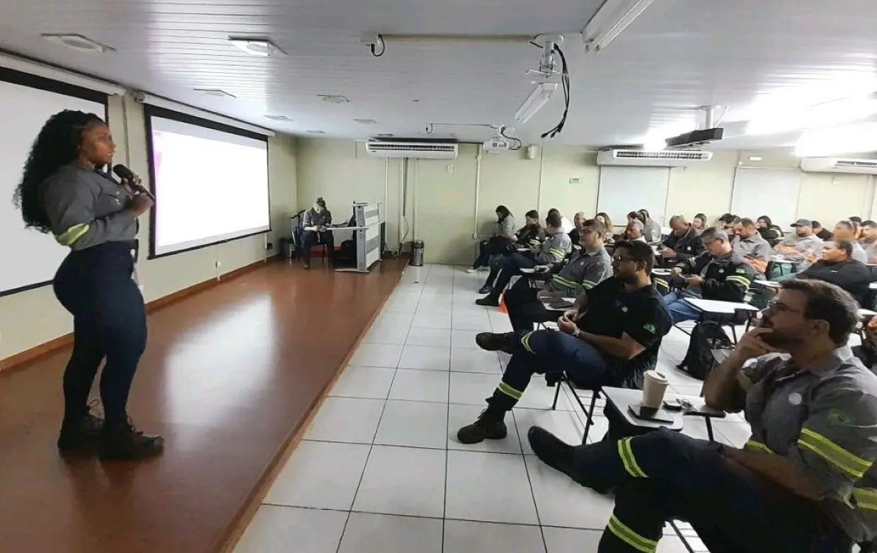Estagiária fazendo uma palestra