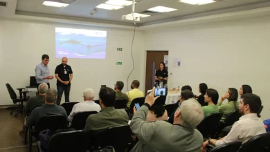Pessoas numa sala assistindo a uma palestra